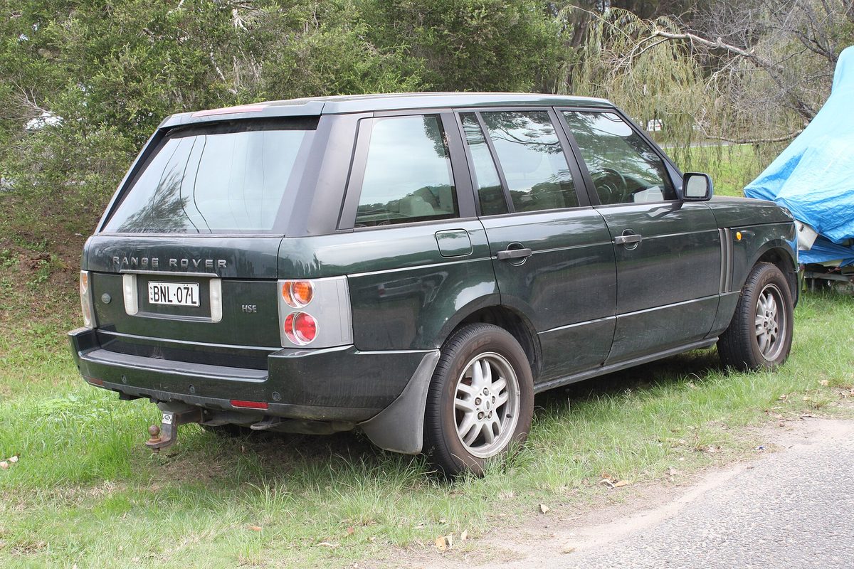 Dark blue 2004 Range Rover L322 Vogue, front three-quarter view