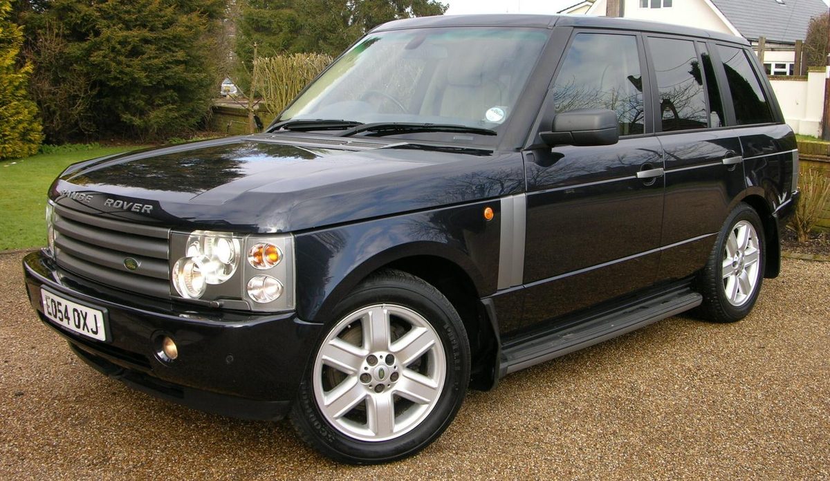 Green Range Rover L322 HSE, rear three-quarter view